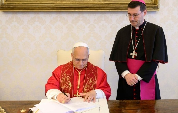paus-Leo-tekent-encycliek-MH-via-vatican-news-bgs
